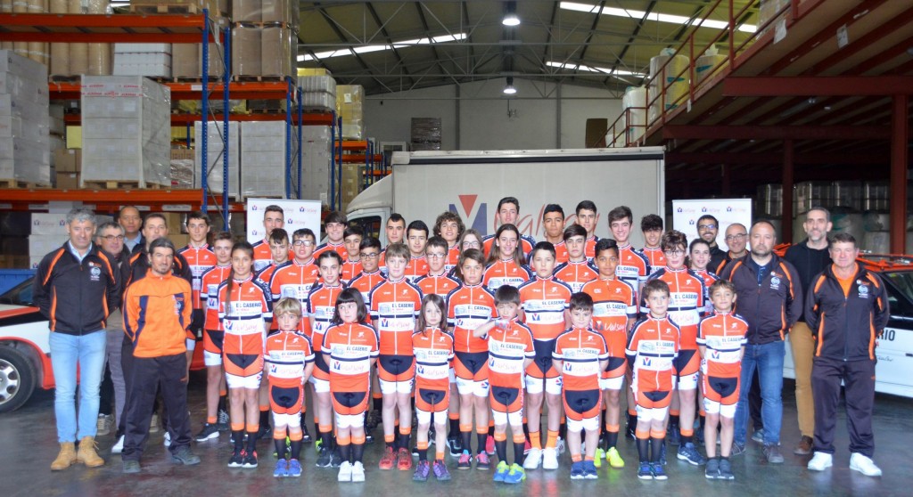 Equipo ciclista completo VALSAY - EL CASERIO en las instalaciones de Valsay Sistemas de Embalaje S L